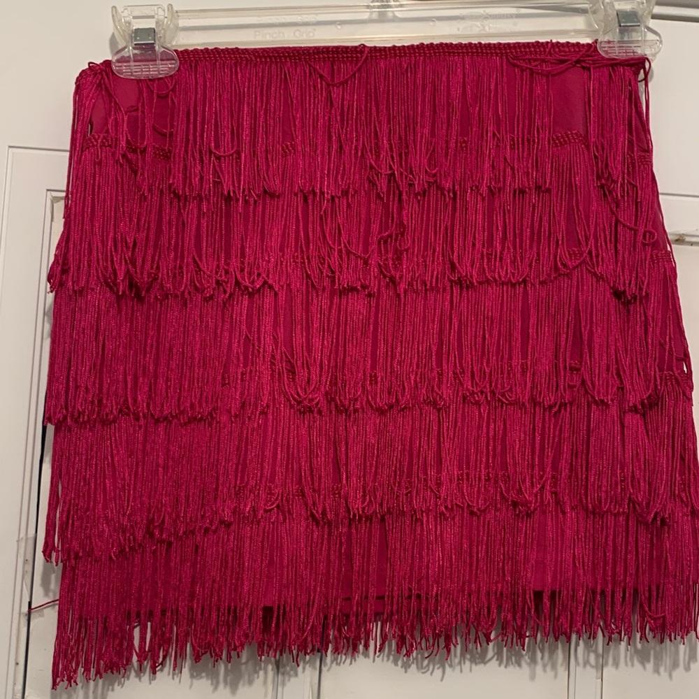 EXPRESS.Fringe Mini Skirt in Deep Fuchsia
Size 2